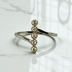 New Sterling Silver Ring w/CZ Inlay Line, Size 6